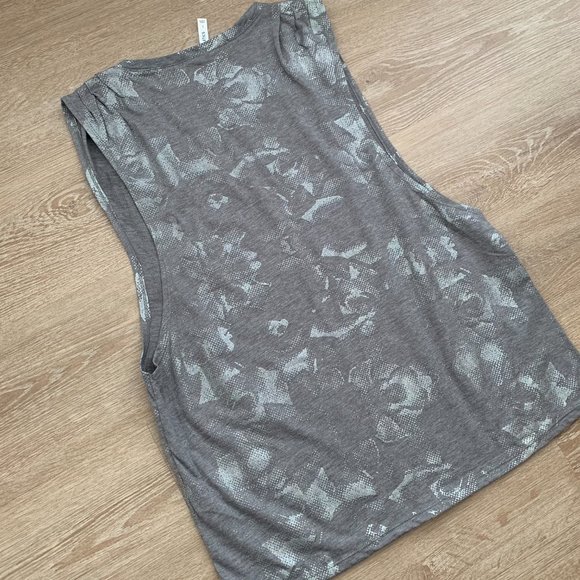 Fabletics Athletic Tank Top Open Arm Women's Size L Gray Silvery Floral Detail - Picture 5 of 5